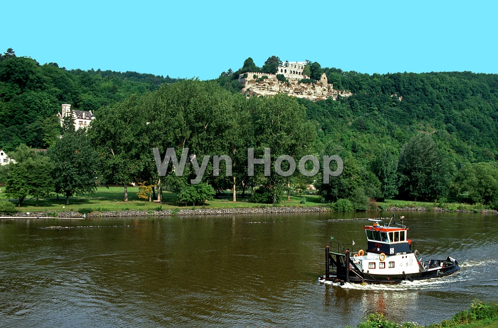 Main Karlsburg km226.jpg - Bugsier vor der Karlsburg, Main-km 226